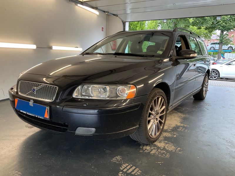 Volvo V70 2.4 — 1/8