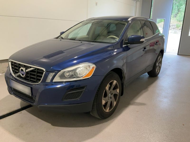 Volvo XC60 2.4 D4 — 1/8