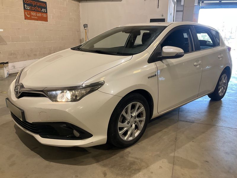 Toyota Auris 1.8 Hybrid — фото 1