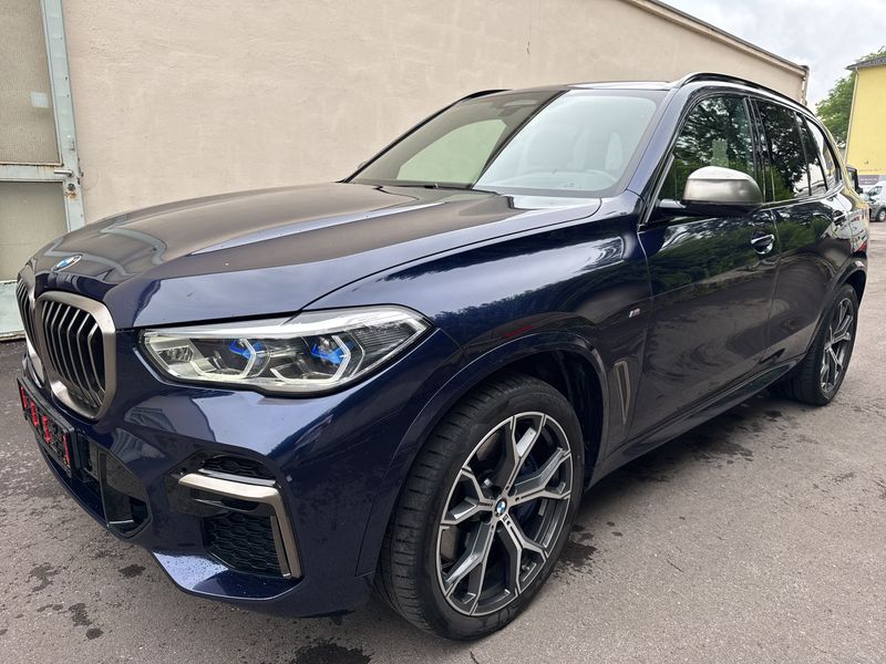BMW X5 M50i — фото 1