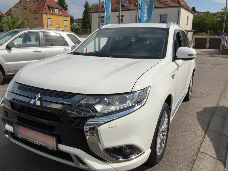 Mitsubishi Outlander 2.4 PHEV — 1/8