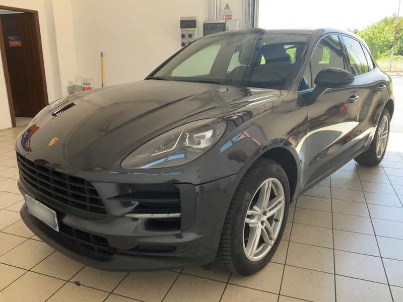 Porsche Macan Basis — 1/8