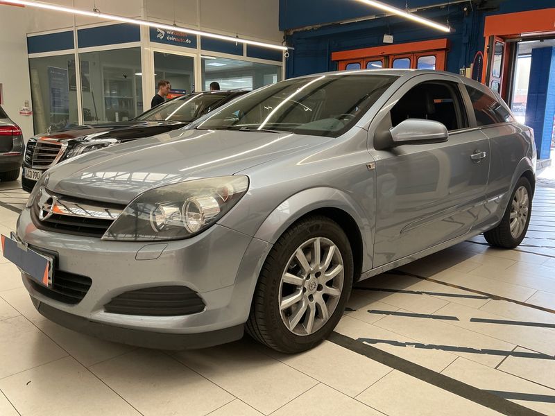 Opel Astra GTC 2.0 Turbo — 1/8