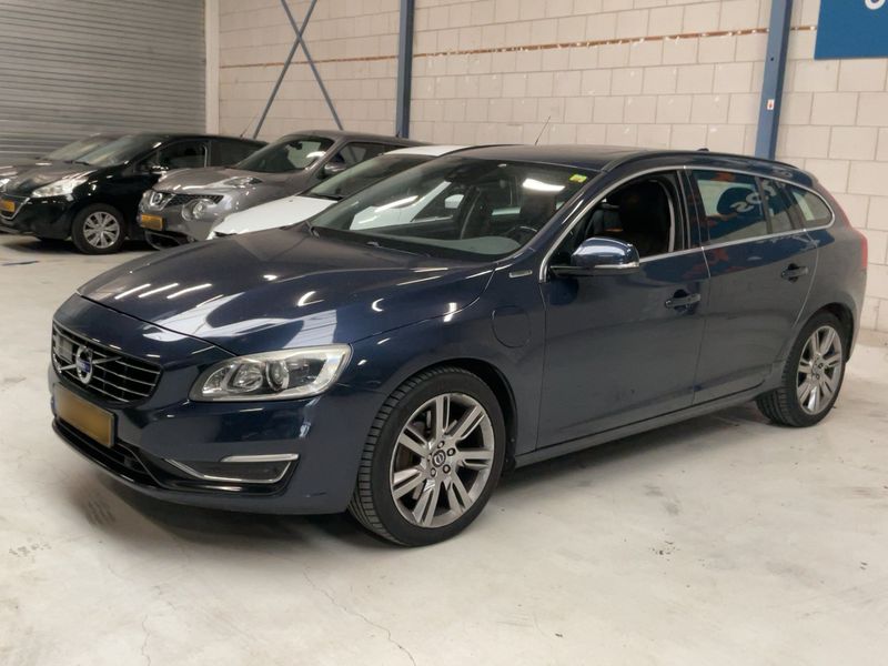 Volvo V60 2.4 D6 Plug-in Hybrid — 1/8