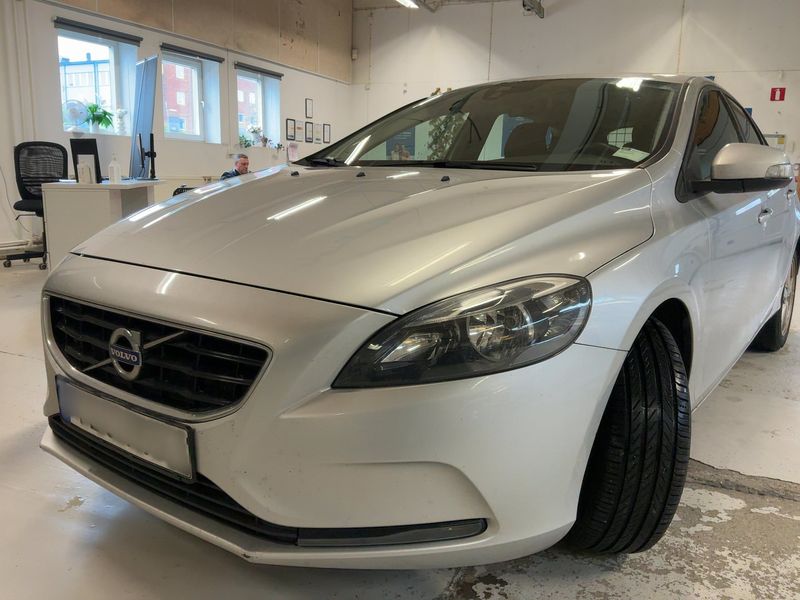 Volvo V40 2.0 D2 — 1/8