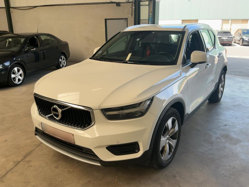 Volvo XC40 2.0 T4 — 1/8