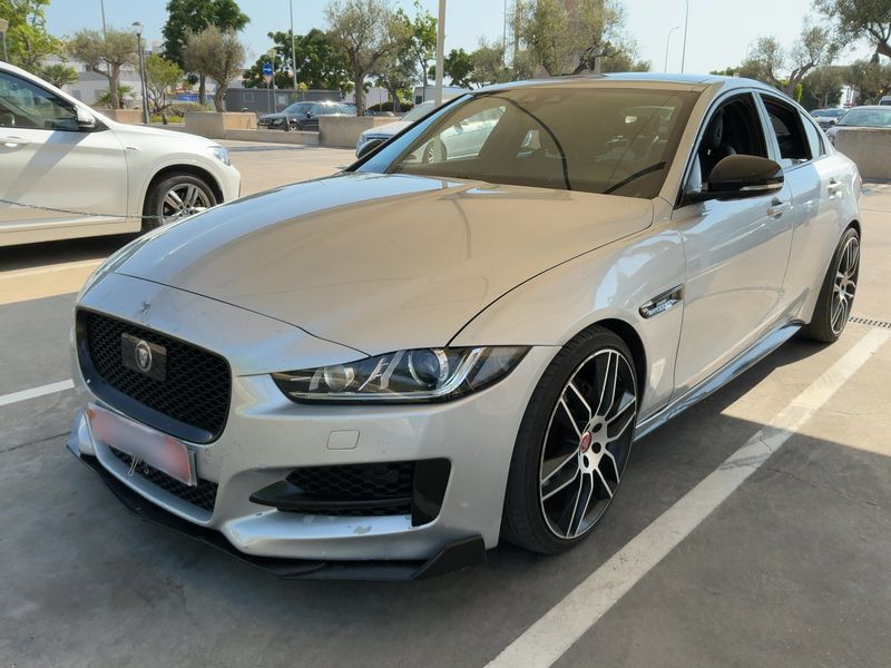 Jaguar XE 20d — фото 1