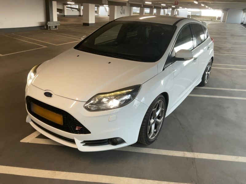 Ford Focus 2.0 EcoBoost — 1/8
