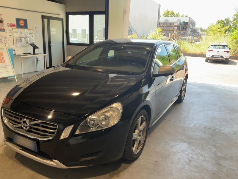 Volvo V60 2.0 D4 — 1/8