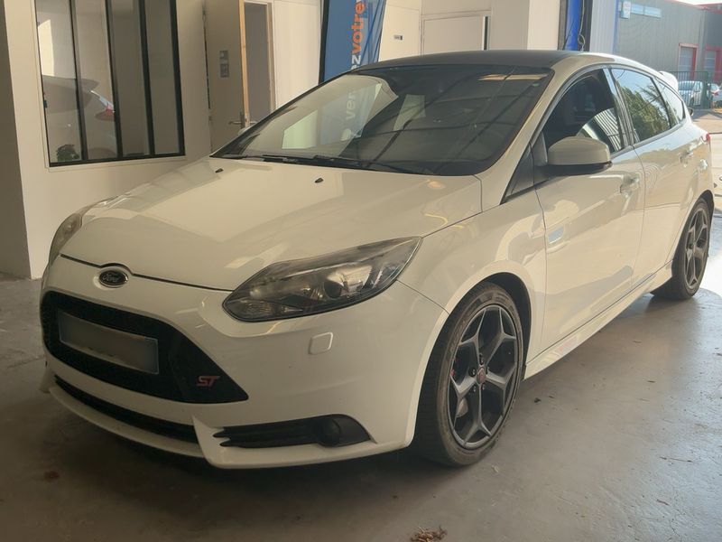 Ford Focus 2.0 EcoBoost — фото 1
