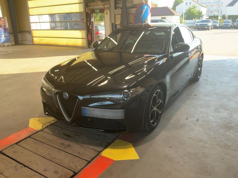 Alfa Romeo Giulia 2.2 JTDM — 1/8