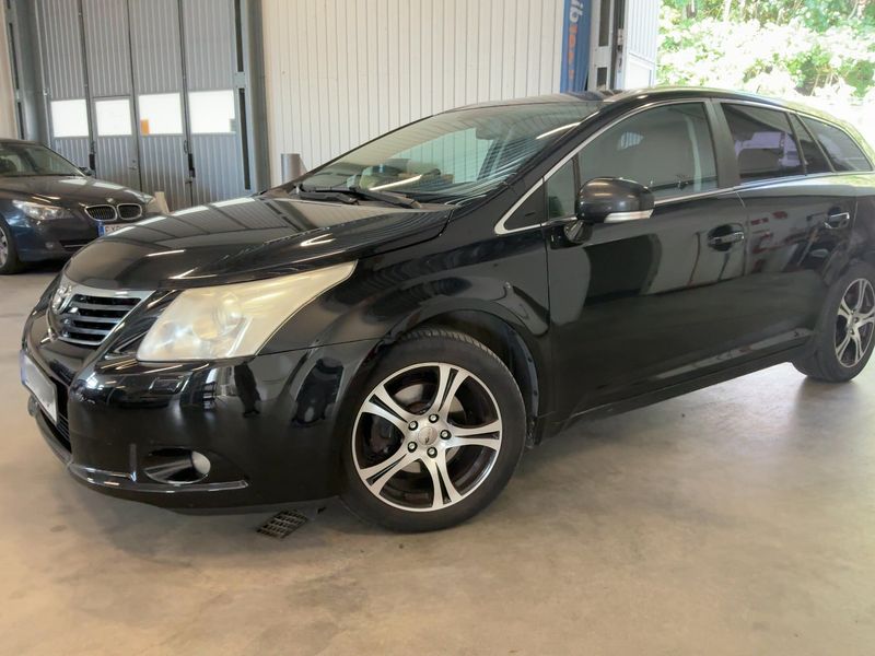 Toyota Avensis 1.8 — 1/8