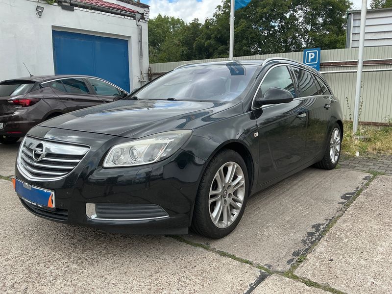 Opel Insignia Sports Tourer 2.0 CDTI — 1/8