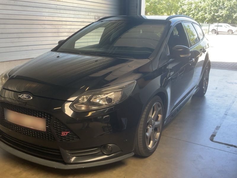 Ford Focus 2.0 EcoBoost — фото 1