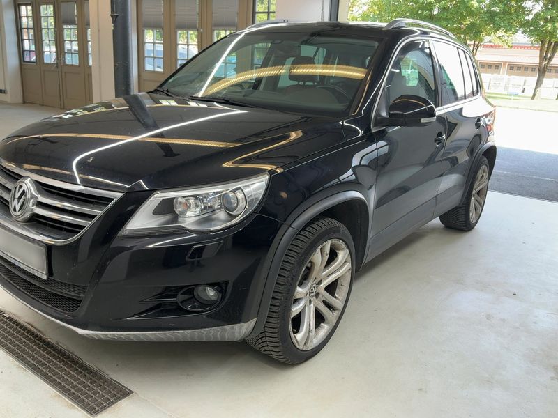 Volkswagen Tiguan 2.0 TSI — 1/8