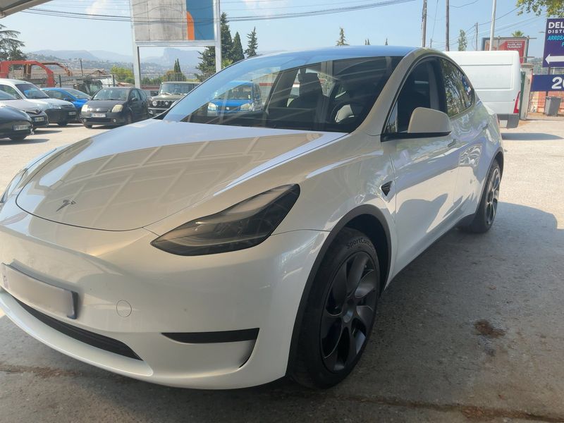 Tesla Model Y Standard Range — 1/8