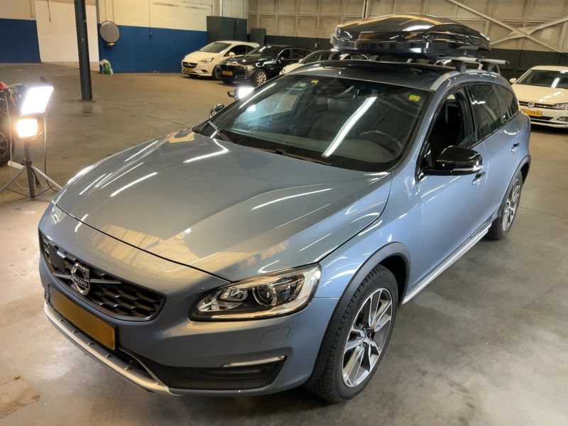 Volvo V60 Cross Country 2.0 D3 — 1/8
