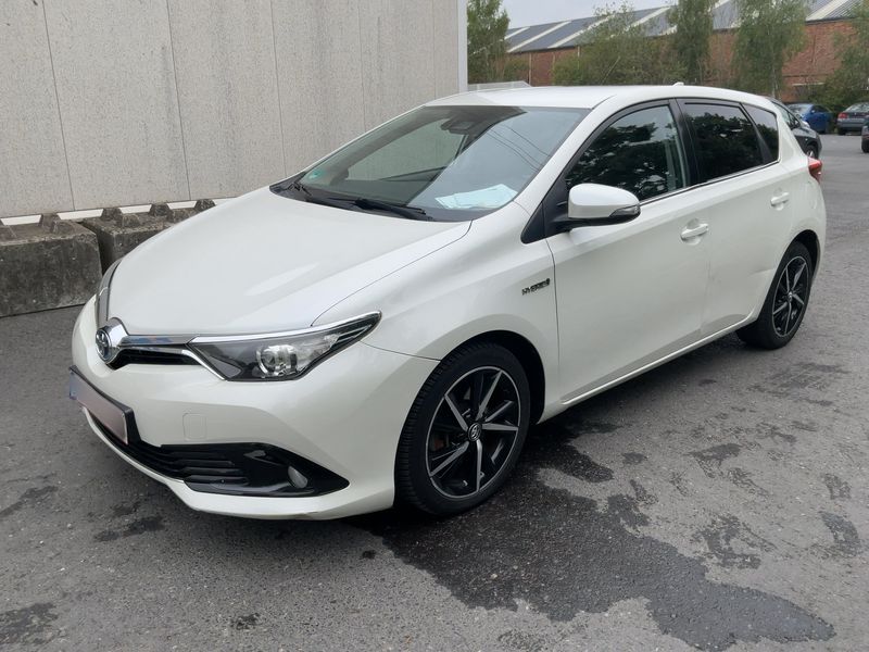 Toyota Auris 1.8 Hybrid — 1/8