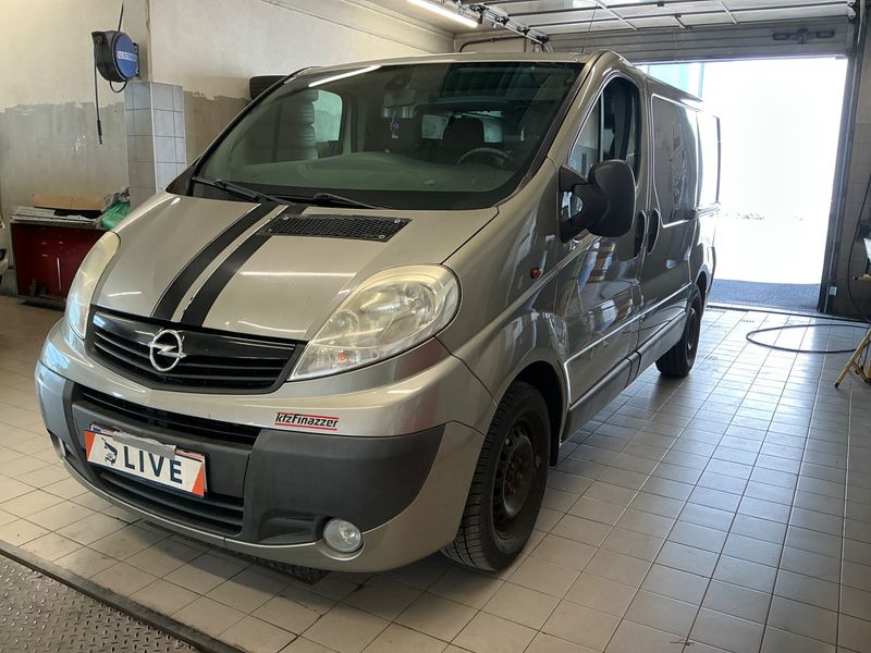Opel Vivaro 2.5 CDTI — фото 1