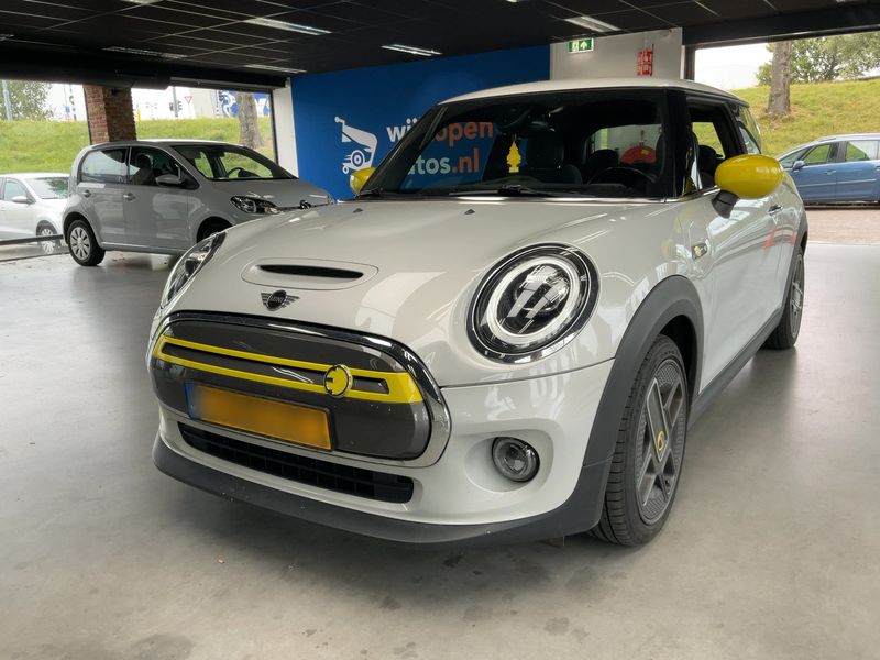 MINI MINI Cooper SE — 1/8