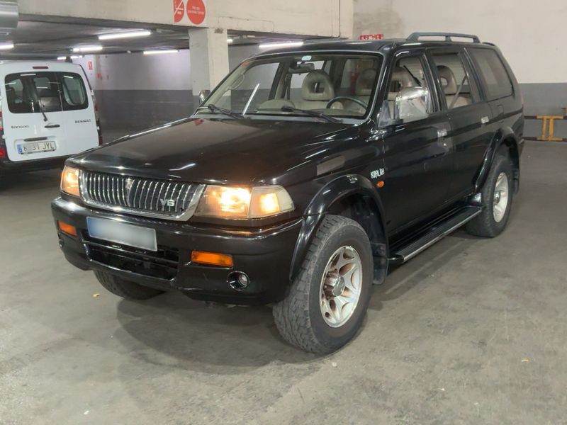 Mitsubishi Pajero 3.0 V6 — 1/8