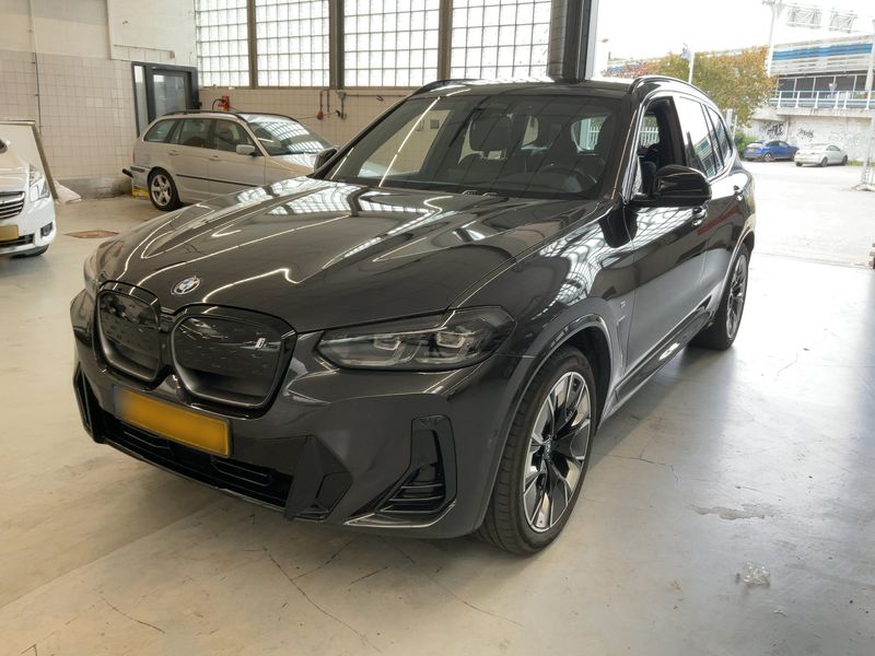 BMW iX3 electric drive 210 kW — 1/8