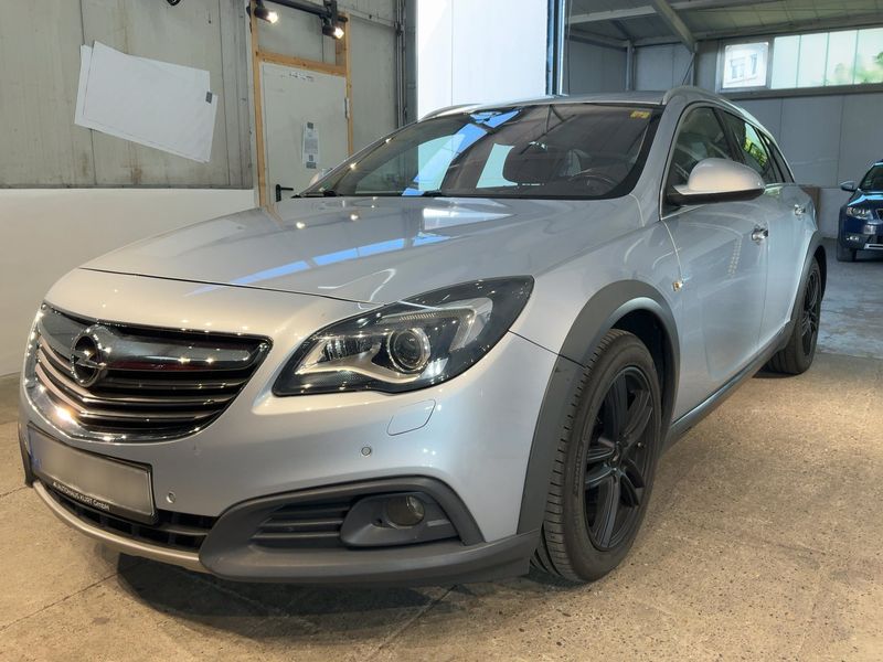 Opel Insignia Country Tourer 2.0 CDTI — 1/8
