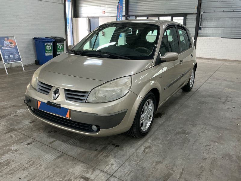 Renault Scenic 2.0 — 1/8