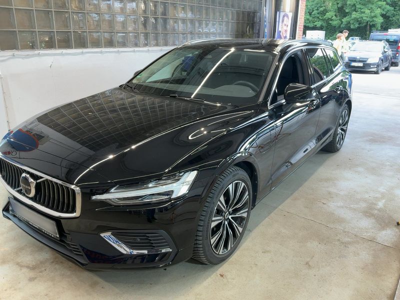 Volvo V60 2.0 T8 Recharge Plug-in Hybrid — 1/8