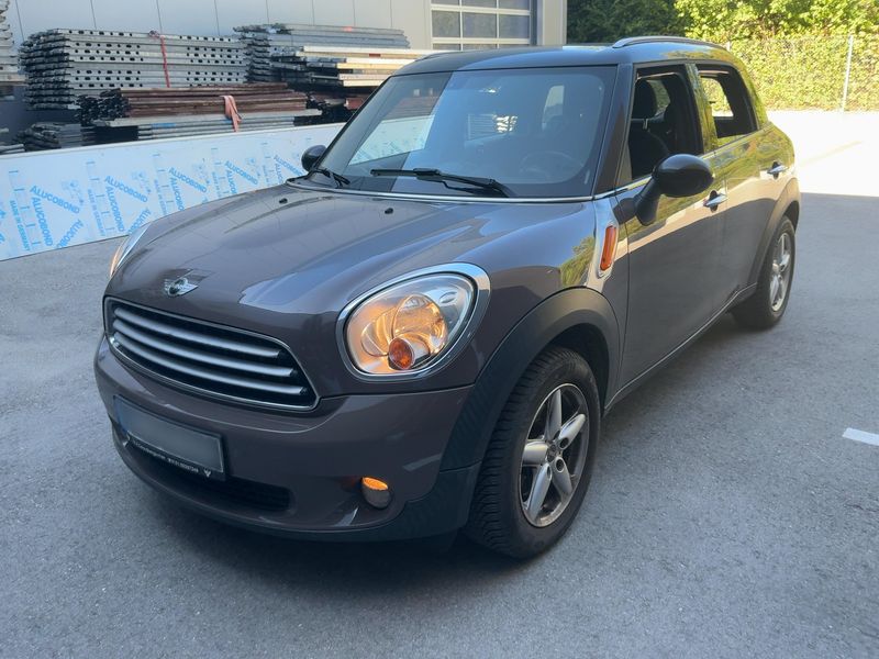 MINI Countryman Cooper — 1/8