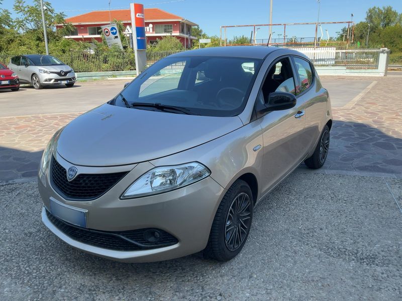 Lancia Ypsilon 1.0 Mild-Hybrid — 1/8