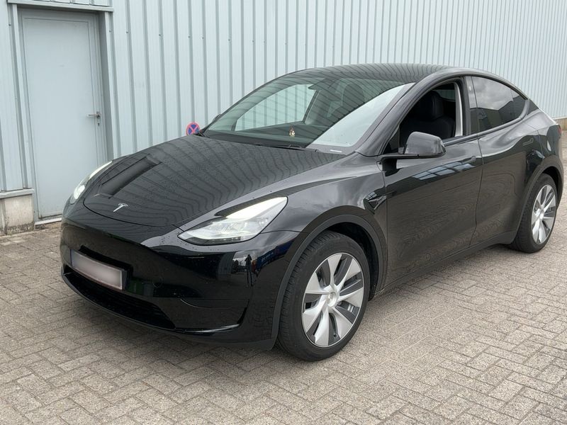 Tesla Model Y Standard Range — фото 1
