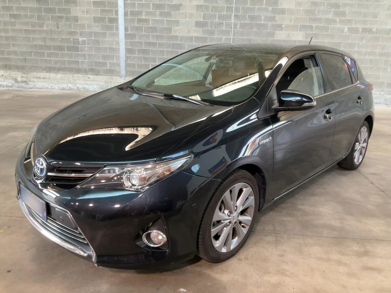 Toyota Auris 1.8 Hybrid — фото 1