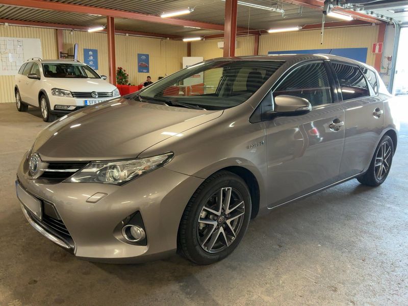 Toyota Auris 1.8 Hybrid — 1/8