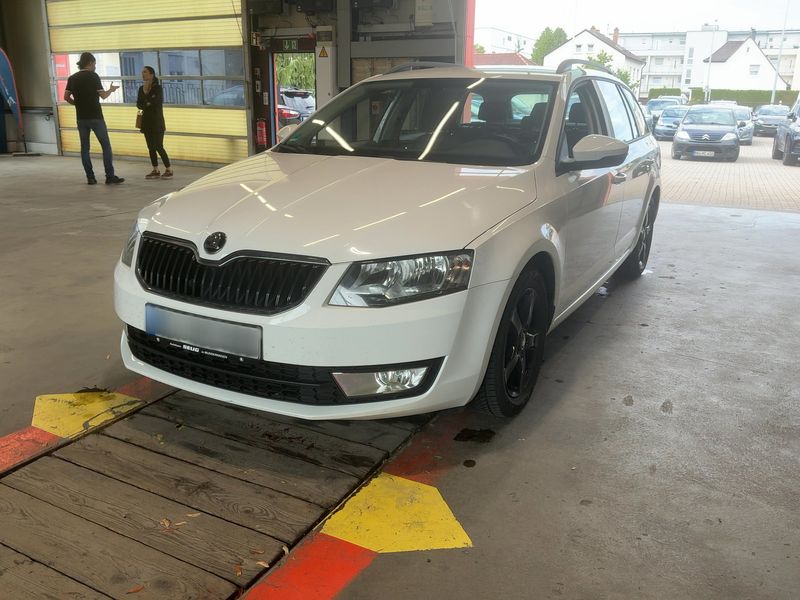 Skoda Octavia 1.6 TDI — фото 1