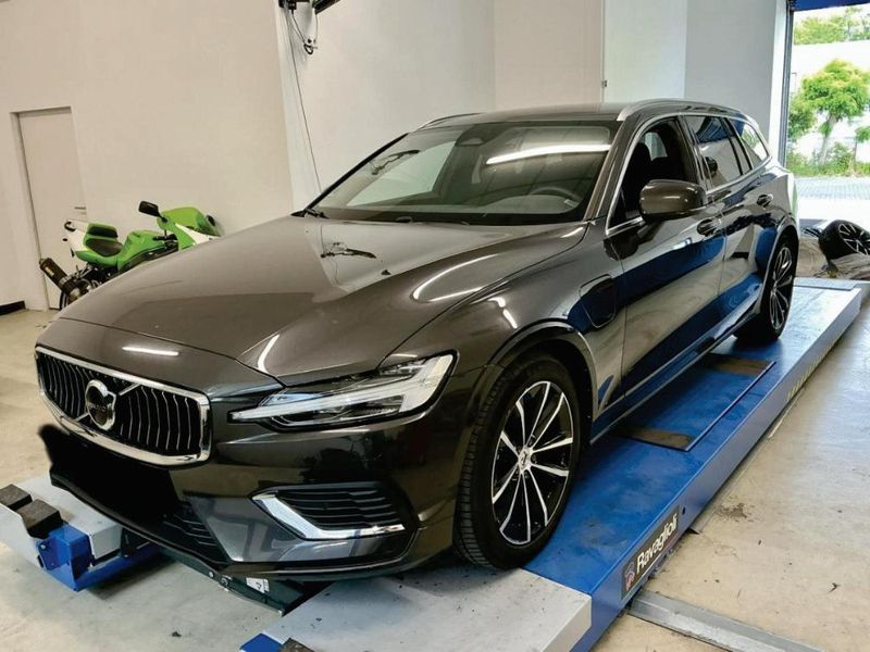 Volvo V60 2.0 T6 Recharge Plug-in Hybrid — фото 1