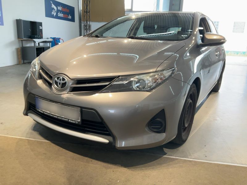 Toyota Auris 1.3 — фото 1