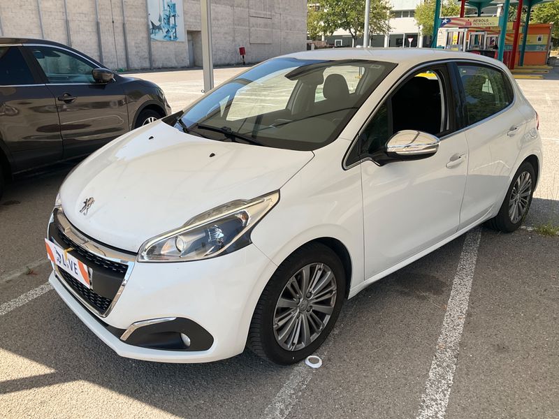Peugeot 208 1.6 Blue-HDi — 1/8