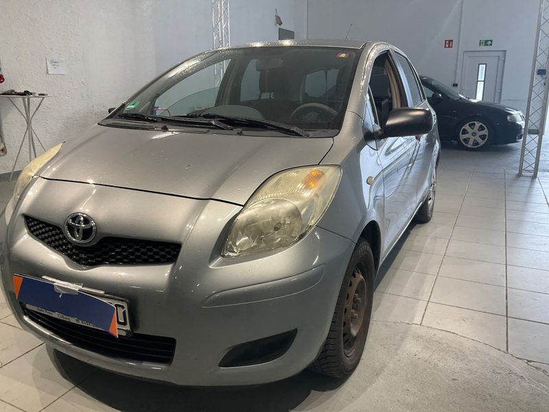 Toyota Yaris 1.0 VVT-i — фото 1
