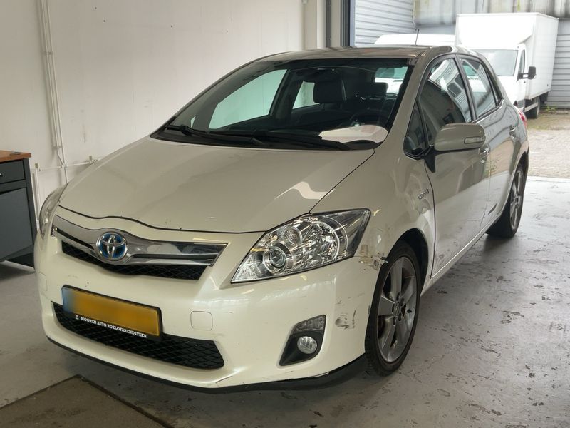 Toyota Auris 1.8 Hybrid — фото 1