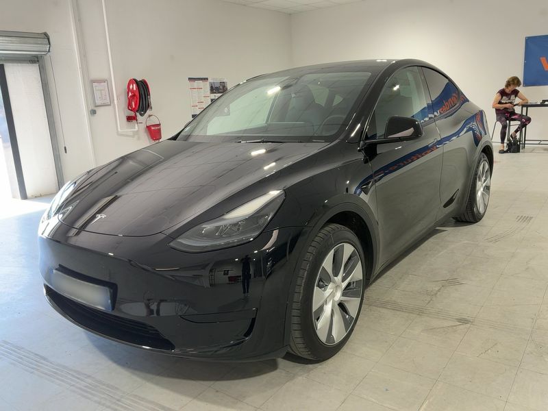 Tesla Model Y Standard Range — 1/8