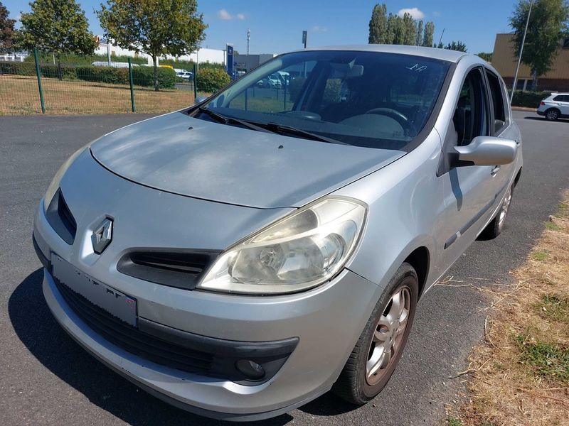 Renault Clio 1.6 — 1/8