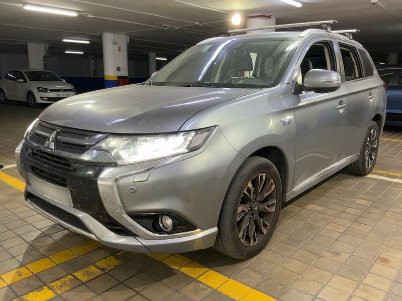 Mitsubishi Outlander 2.0 PHEV — 1/8