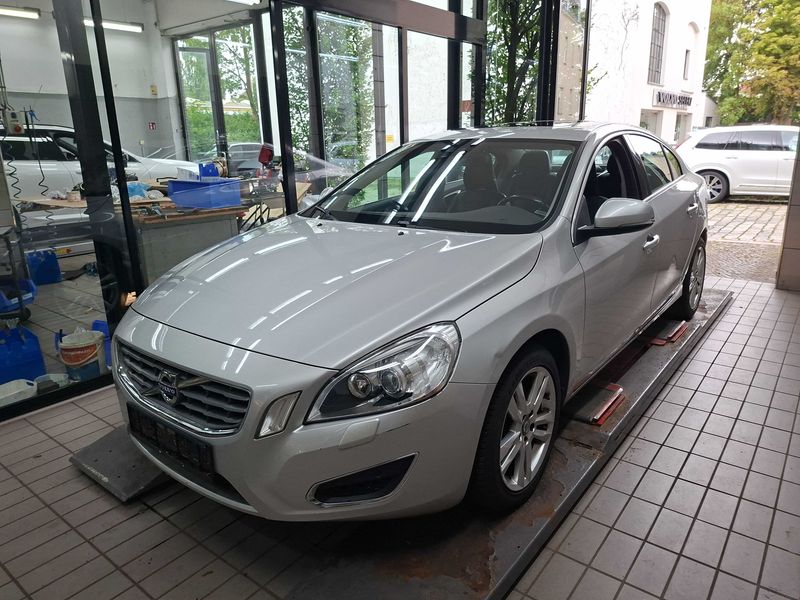 Volvo S60 2.0 T5 — 1/8