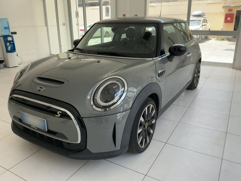 MINI MINI Cooper SE — 1/8