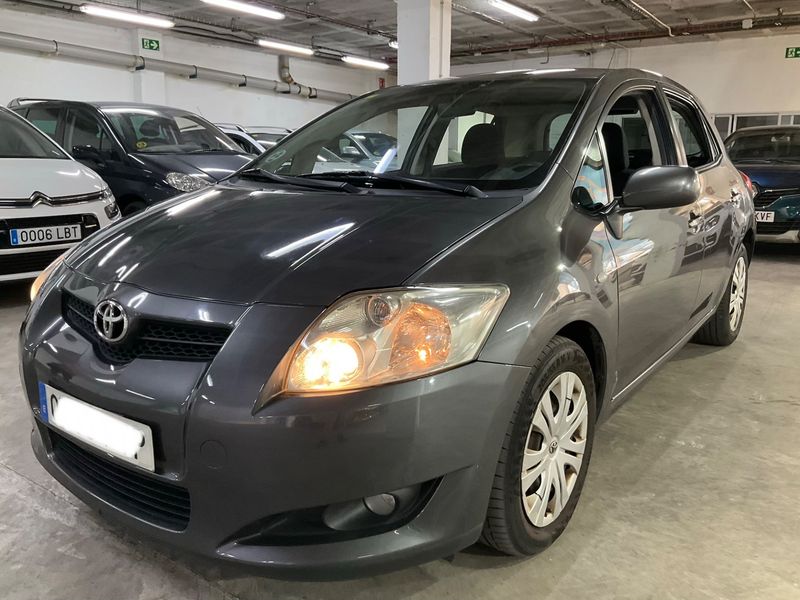 Toyota Auris 2.0 D-4D — фото 1