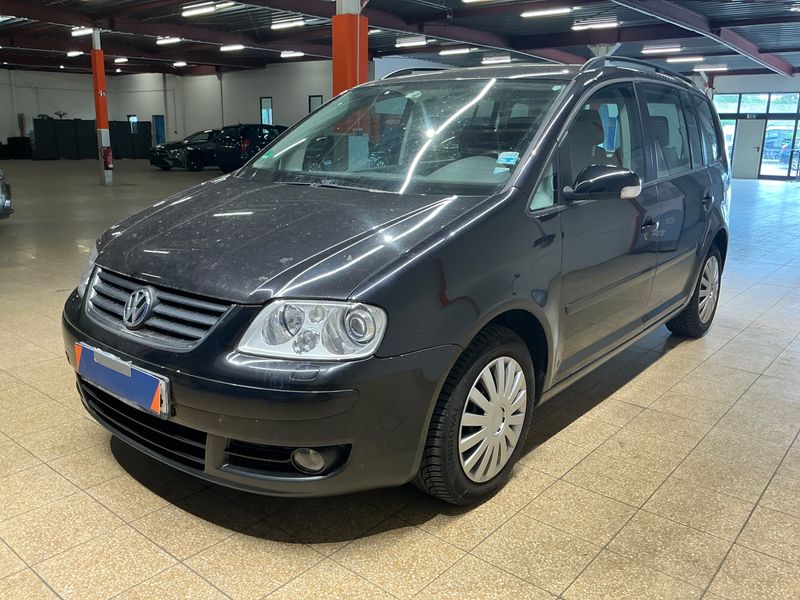 Volkswagen Touran 1.6 FSI — 1/8
