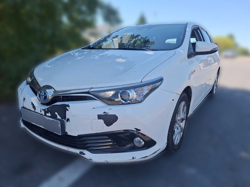 Toyota Auris 1.8 Hybrid — фото 1