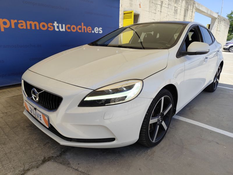 Volvo V40 2.0 D3 — 1/8
