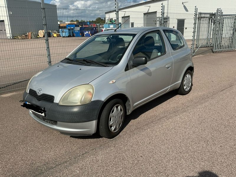 Toyota Yaris 1.0 VVT-i — 1/8